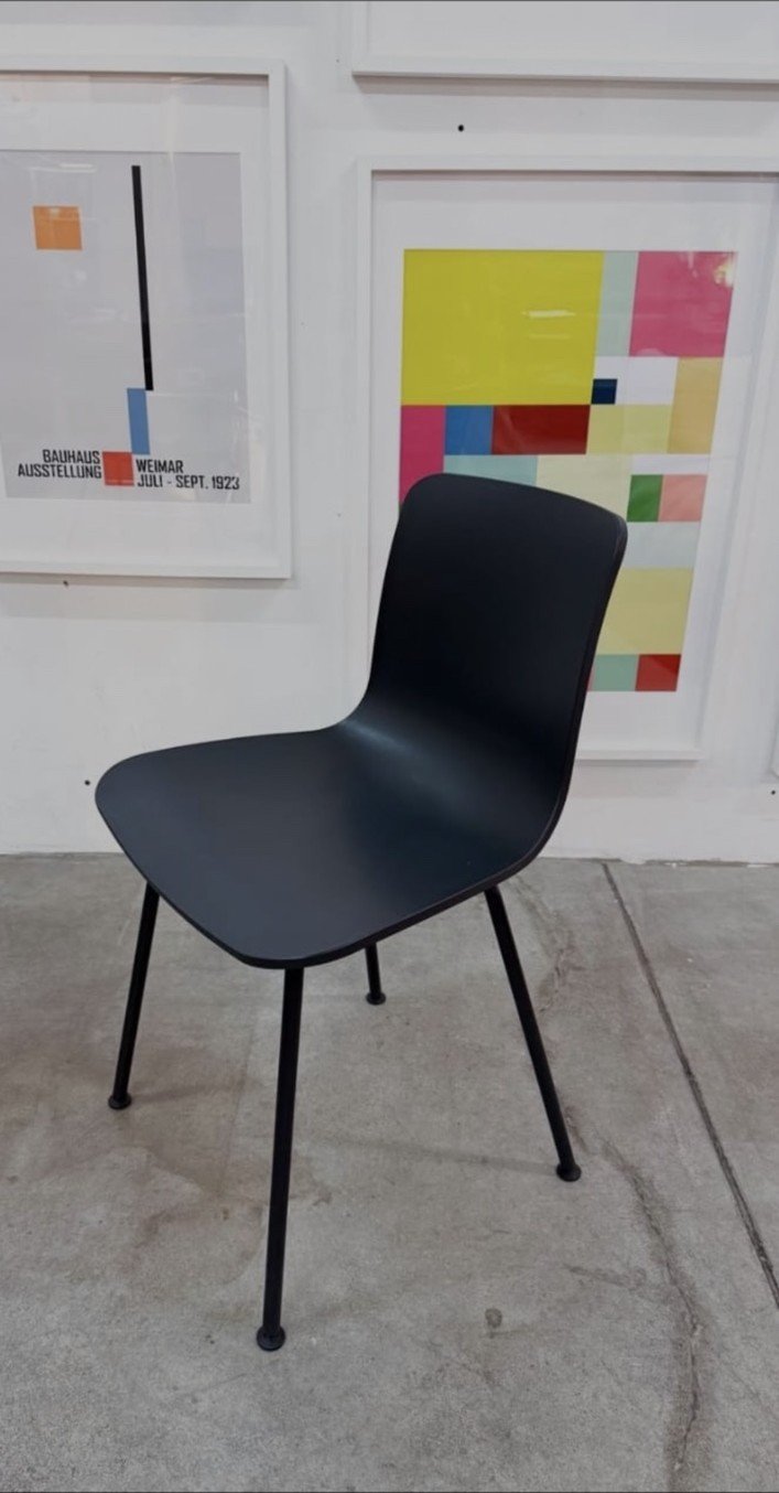 Vitra-Stuhl · 6 Stück vorhanden · Stuhl · Dunkle Sitzschale · schwarzes Vierbeingestell; genaue Materialien auf Anfrage · Auf Anfrage · Foto 1