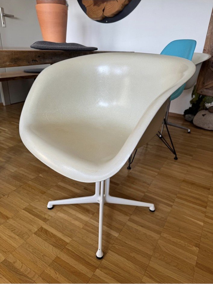 Charles & Ray Eames · Armchair mit La-Fonda-Gestell · Stuhl · Helle Schale mit Faserstruktur · weisses Gestell · Auf Anfrage · Foto 1