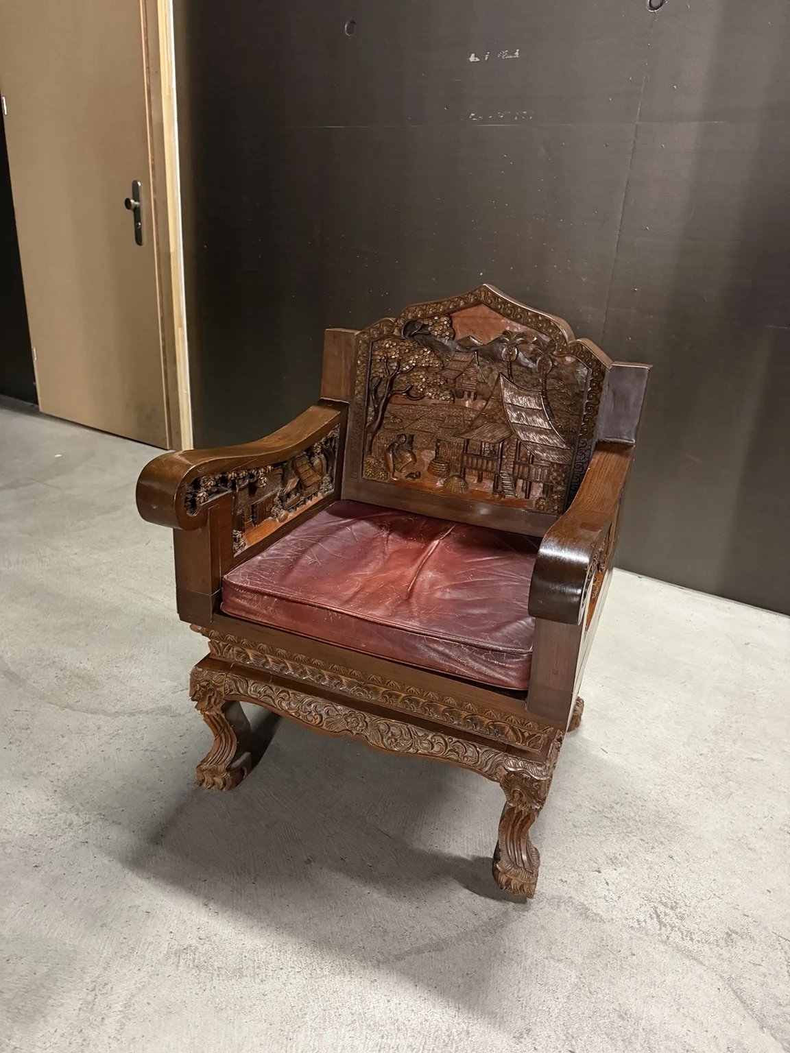 Geschnitzter Holzsessel · Ein Dorf im Rücken · Stuhl · Holz; Holzart nicht bestimmt · Auf Anfrage · Foto 1