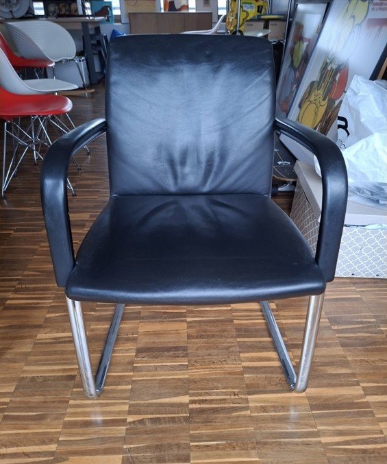 Leder-Freischwinger · 2 Stück vorhanden · Stuhl · Schwarzer Lederbezug · glänzendes Metallgestell · Auf Anfrage · Foto 1