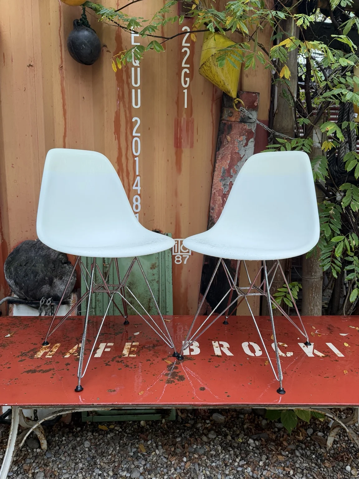 Vitra · Zwei weisse Schalenstühle mit Eiffelgestell