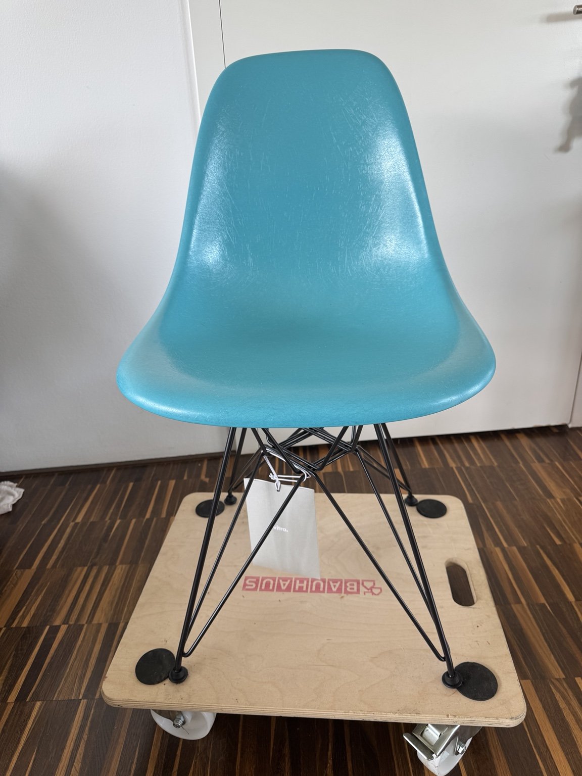 Vitra Fiberglas-Stuhl · Türkis & schwarzes Metallgestell · Stuhl · Türkisfarbene Fiberglas-Sitzschale · schwarzes Metallgestell · Auf Anfrage · Foto 1