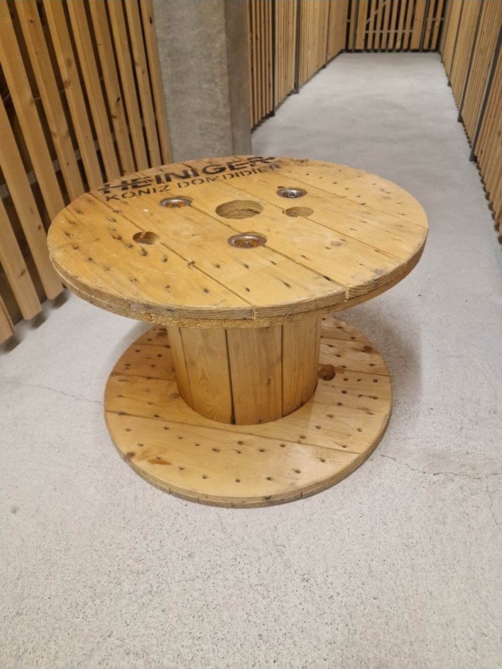 Holzkabeltrommeln · Runde Sache mit Geschichte · Tisch · Holzkabeltrommeln mit Metallteilen · Holzart nicht bekannt · Durchmesser, Höhe und Gewicht je Stück auf Anfrage · Foto 1