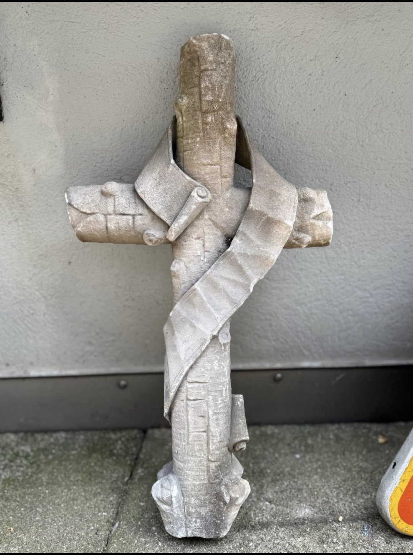 Kreuz aus Carrara-Marmor · Reliefband & Patina · Antiquität · Carrara-Marmor · strukturierte Oberfläche in Rindenoptik · Auf Anfrage · Foto 1